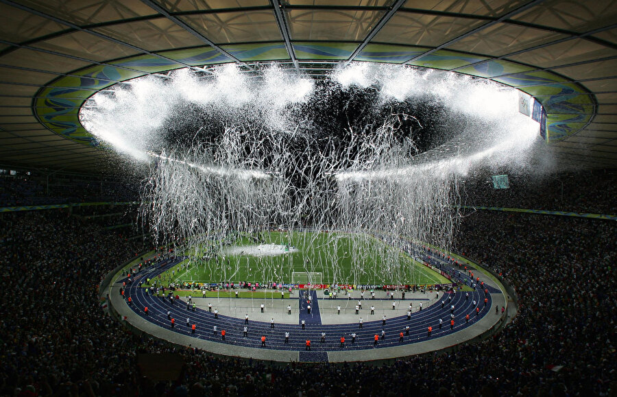 İtalya'nın Fransa’ya karşı kazandığı 2006 FIFA Dünya Kupası Finali’nin ödül töreninde Olympiastadion'un çatısından konfeti atılıyor.