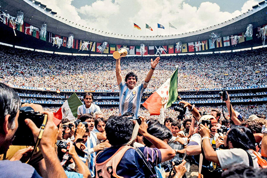 1986 FIFA Dünya Kupası Finali sonrası Maradona, Dünya Kupası’yla omuzlarda.