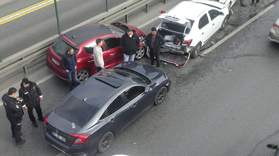 İstanbul'da zincirleme kaza: 5 araç birbirine girdi