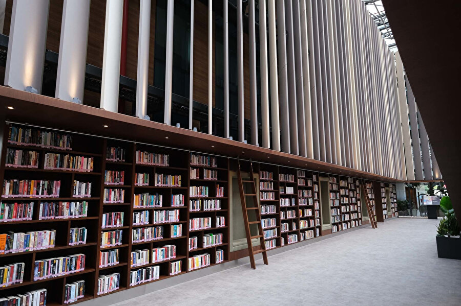 Fatih Merkez Kütüphanesi, belediye binası içindeki âtıl bir alanın hayata geçirilmesi ile gerçekleştiriliyor.