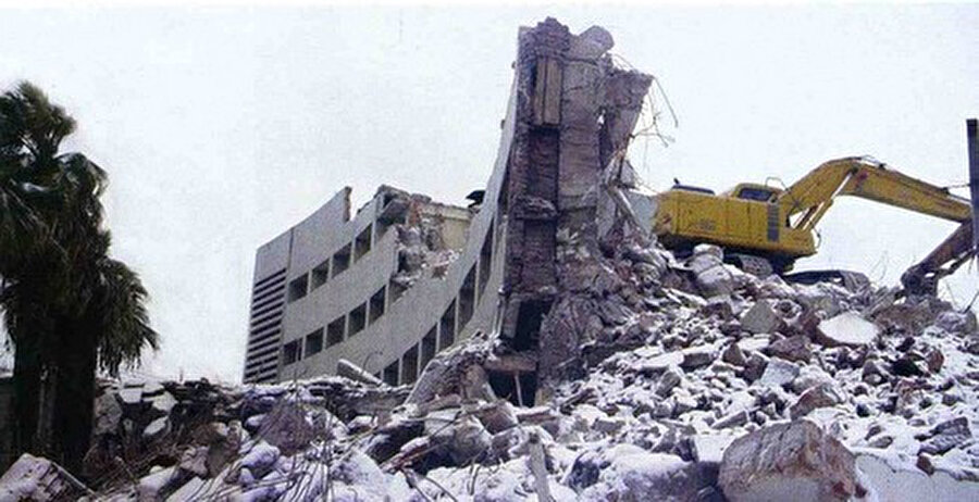 Yapının yıkımından bir fotoğraf, Kaynak: Mimarizm.