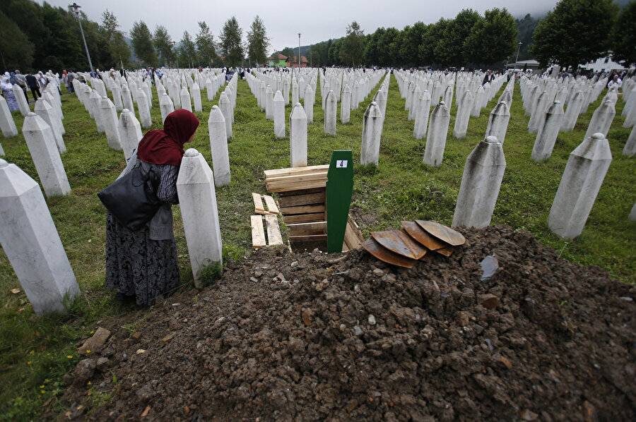 Srebrenitsa soykırımının ardından 28 yıl geçmesine rağmen yeni toplu mezarlar bulunmaya devam ediyor. Toplu mezarlardan çıkan kemikler DNA testi yapıldıktan sonra düzenlenen törenlerle yeniden defnediliyor.