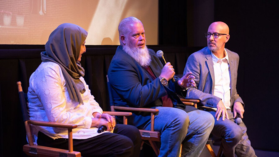 Bibi Bahrami, Richard McKinney ve film yapımcısı Joshua Seftel bir gösterimde, soldan sağa, Seftel'in "Stranger at the Gate" filmini konuşuyorlar.