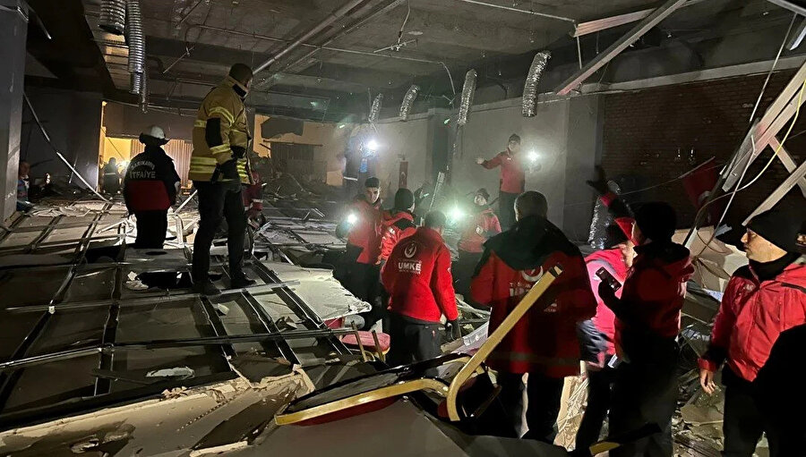 Kars'ta otelin tavanının çökmesi