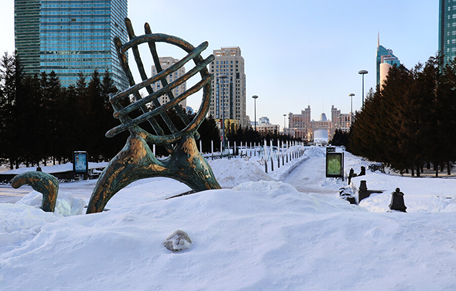 Kazakistan’da kar fırtınası: Yollar trafiğe kapatıldı, okullar uzaktan eğitime geçti