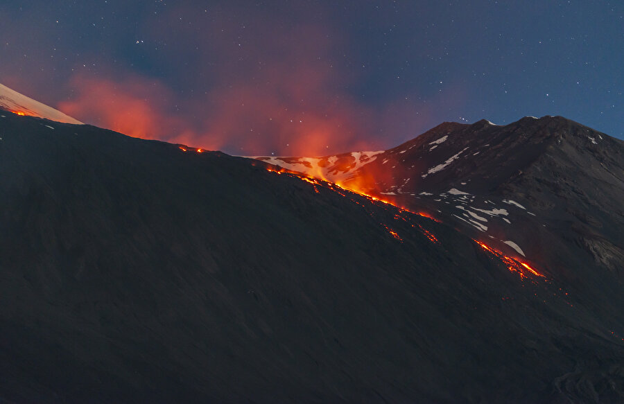 İtalya'da Etna Yanardağı'ndaki hareketlilik sürüyor