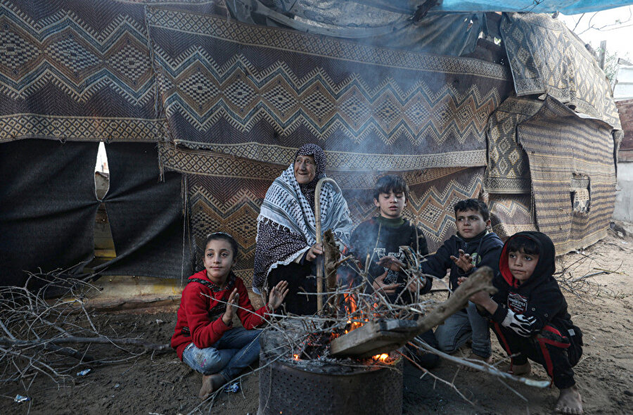 Gazze'de fakir aileler, varil veya teneke sobayla ısınmaya çalışıyor.