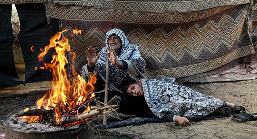Gazze halkı, zorlu kış şartları altında yaşam mücadelesi veriyor.