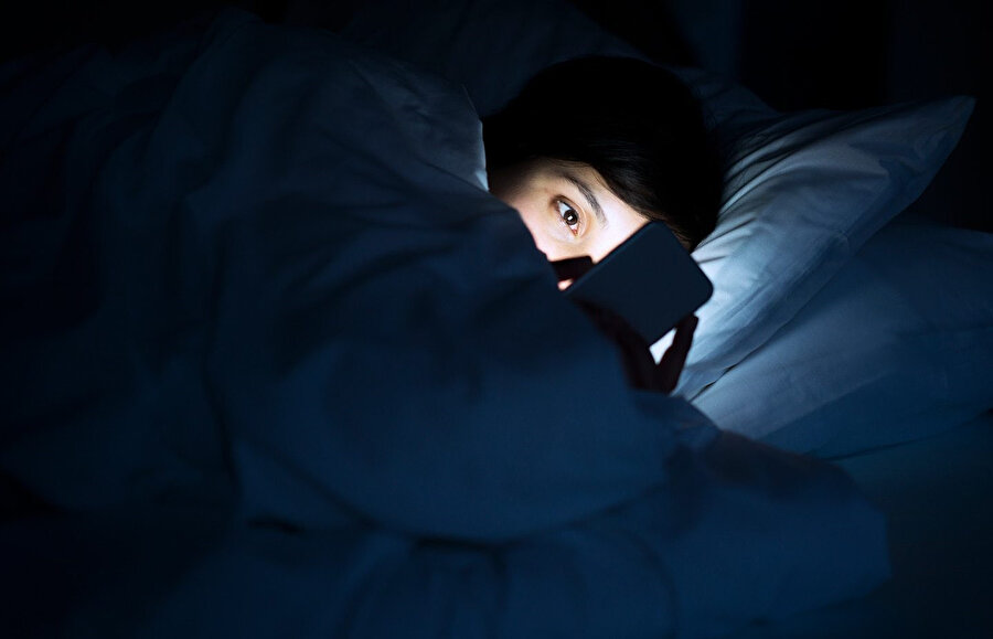 Uzmanından ekran uyarısı: Mavi ışık melatonin hormonunu baskılıyor