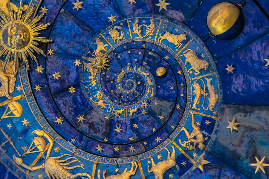 Arşivlere kaldırılmış tozlu gazete sayfalarında astrolojiye ilgi duyan bu siyasetçilerle alakalı bilgilerin peşine düşerek yıldızlarla siyasetçilerin ortak hikâyelerini oluşturmaya çalıştık.