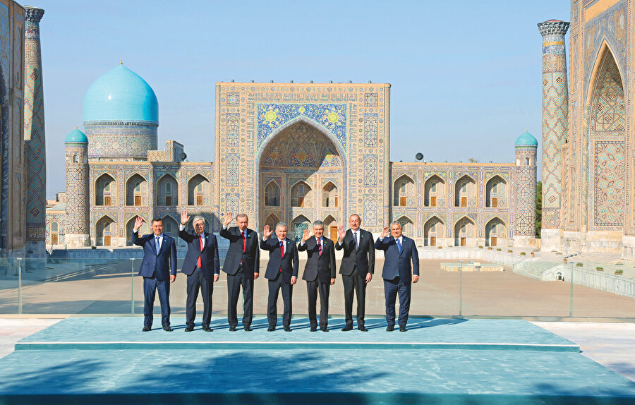 Zirvede konuşan
liderlerin üye ülkeler
arasında ekonomik ilişkilerin
daha da geliştirilmesi,
ekonomik birliktelik
konusundaki vurguları
muhtemelen yakın zamanda
elle tutulur bir işbirliğine
dönüşecek.