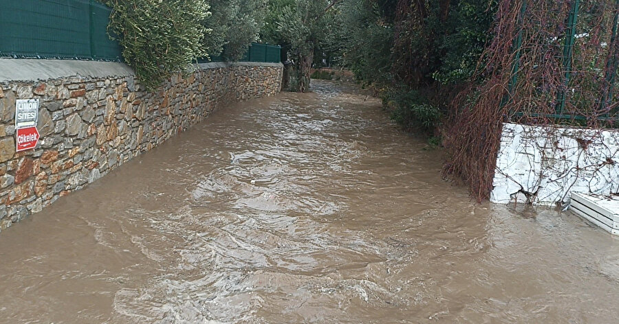 Bodrum'u sağanak vurdu: Yollar göle döndü
