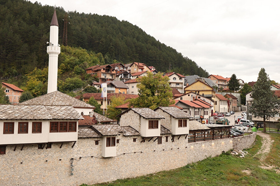 Belediye, başkent Saraybosna'nın 50 km güneybatısında Neretva Nehri'nin kıyısında yer almaktadır.