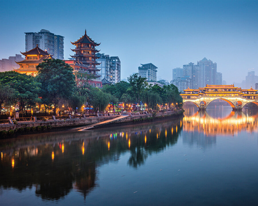 Çin'in Sichuan kentinde, üzerinde restoran bulunan Anshun köprüsü.