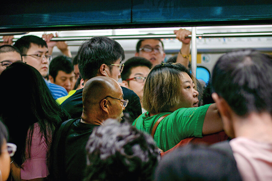 Hong Kong'da çok katlı konutların yoğunluğunu çok iyi yansıtan bir sahne