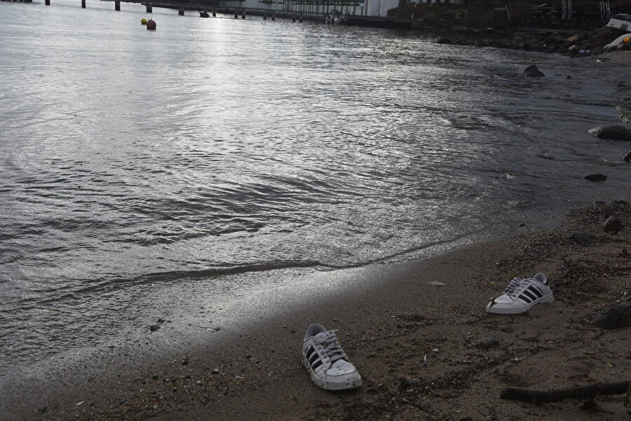 Otomobil denize uçtu: Dehşet kazadan geriye ayakkabılar kaldı