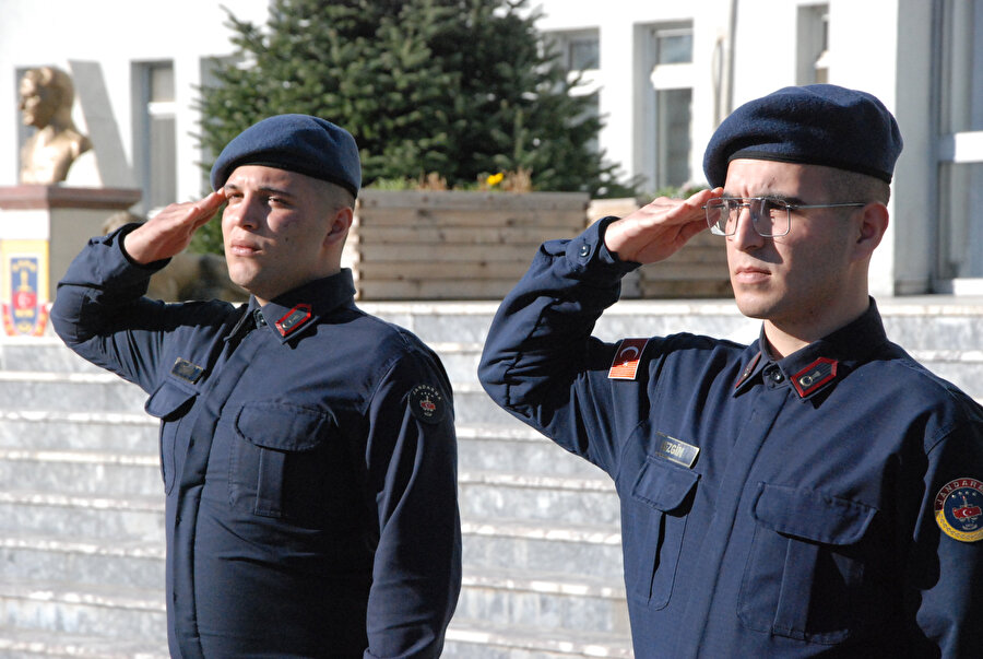 Görenleri şaşırtıyor: İkizler aynı birlikte askerlik yapıyor