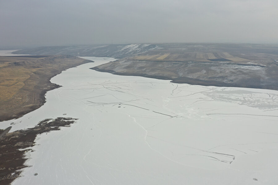 Kars Barajı'nın yüzeyi buz tuttu: Sıcaklık eksi 17 dereceyi gördü