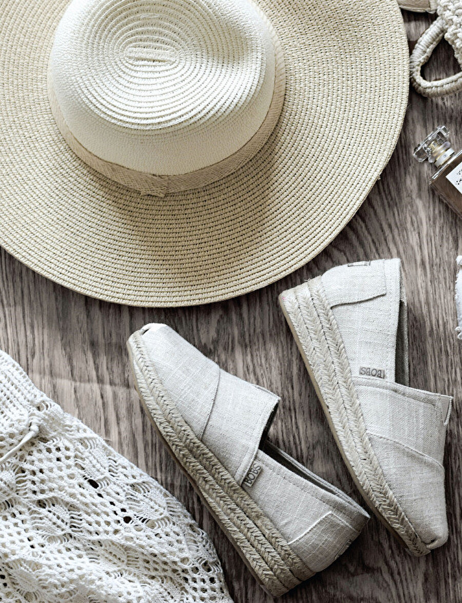 Kıyafetten tutun da takıya, çantaya ve ayakkabıya kadar her üründe 2000’lerden kopamıyoruz.