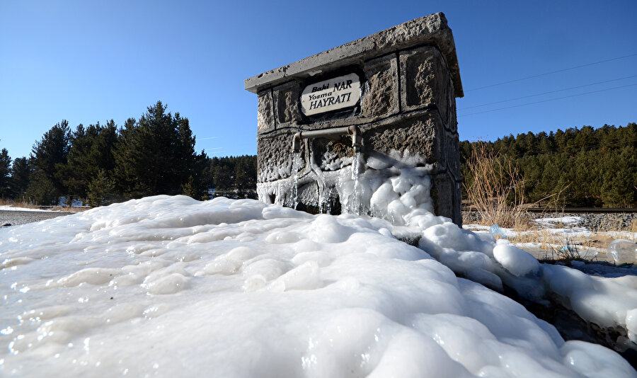 Doğu Anadolu buz kesti: Dereler ve evlerin camları dondu