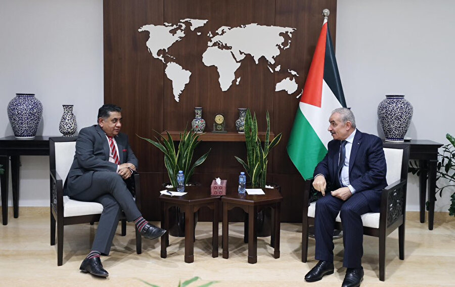 Filistin Başbakanı Muhammed Iştiyye ile Ramallah'ta bir araya gelen Ahmed, İngiltere'nin iki devletli çözüme olan bağlılığını ve Filistin Yönetimi'ne verdiği desteği hatırlattı.