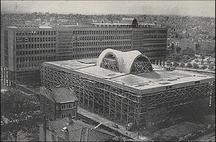 Yapının inşaatından bir fotoğraf, Kaynak: İstanbul Büyükşehir Belediyesi Arşivi.