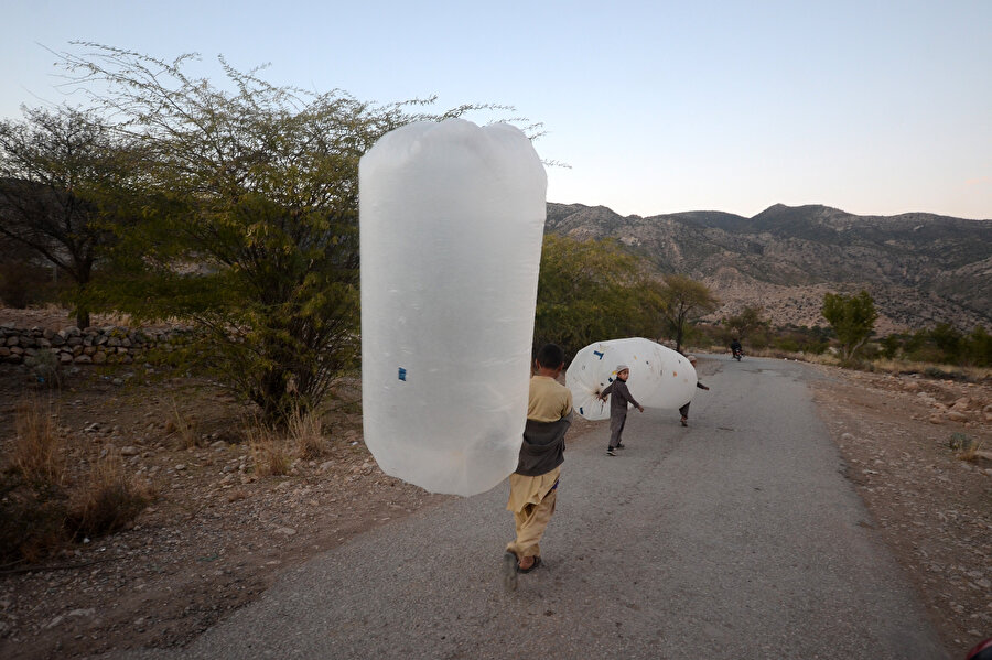 Tarladan hortumla çıkardıkları doğal gazı poşetle eve taşıyorlar
