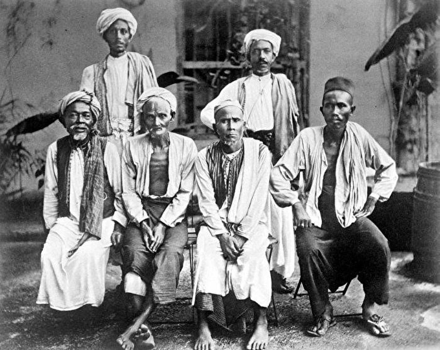 Açe'den Mekke'ye giden hacılar. Fotoğraf, Snouck Hurgronje tarafından Cidde'deki Hollanda Konsolosluğu'nda çekilmiş, 1884.