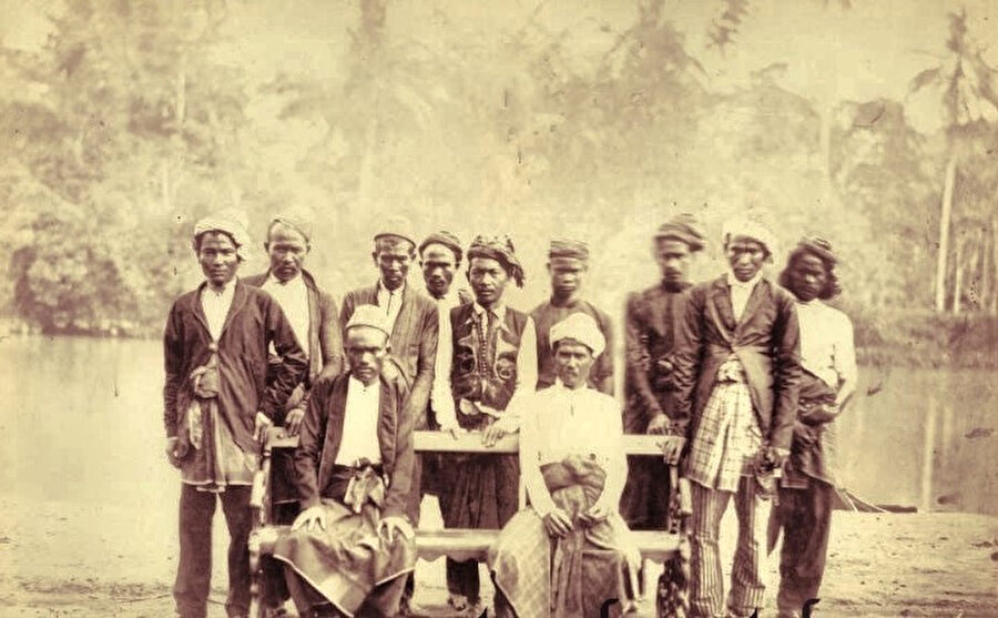 Teukoe Nja Hamsa (en solda), Teukoe Lampasei (solda oturan), Teukoe Nek Radja Meuraksa (sağda oturan) ve Teukoe Nja Mohammad (sağdan 2.), Hollandalılarla iş birliği yapan ilk uleebalanglardı (Açe Savaşı'nın başında). 1874'te Meuraksa bölgesinde (bugünkü Banda Aceh'in bir parçası) çekilmiş fotoğraf.
