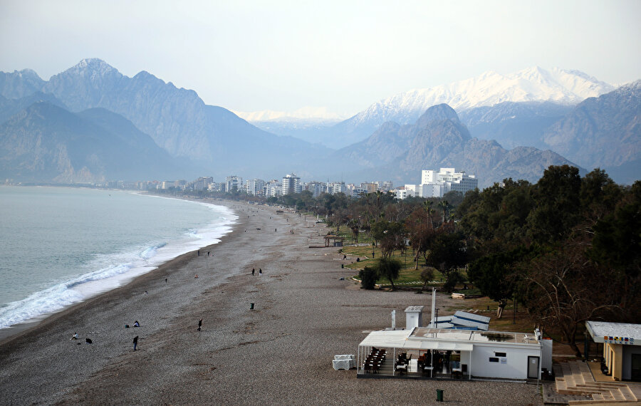 Antalya’da yağmur ve fırtına yerini güneşli havaya bıraktı: Denize girenler bile oldu
