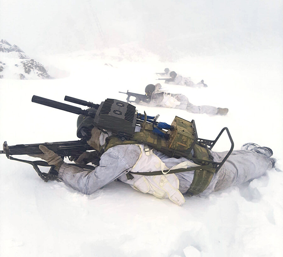 Mehmetçik'ten -20 derecede vatan nöbeti: Kar kalınlığı 440 santimetre