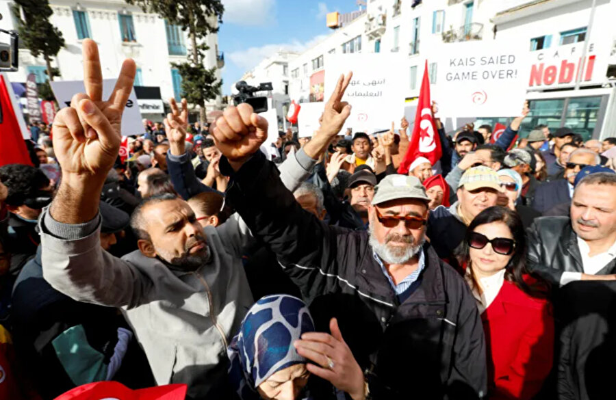 Protestocular, ellerindeki Tunus bayrakları ve "halk rejimin düşmesini talep ediyor" sloganıyla Habib Bourguiba Bulvarı'na doğru yürüdü. 
