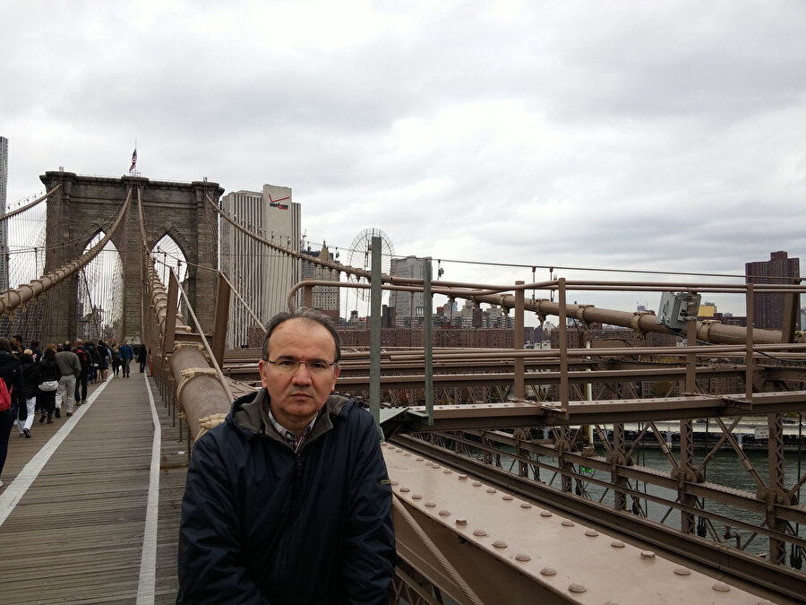 Brooklyn Köprüsü'nde, New York'ta.