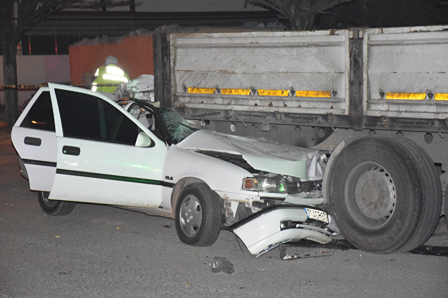 Kırıkkale'de otomobil park halindeki TIR'a çarptı: 1 ölü