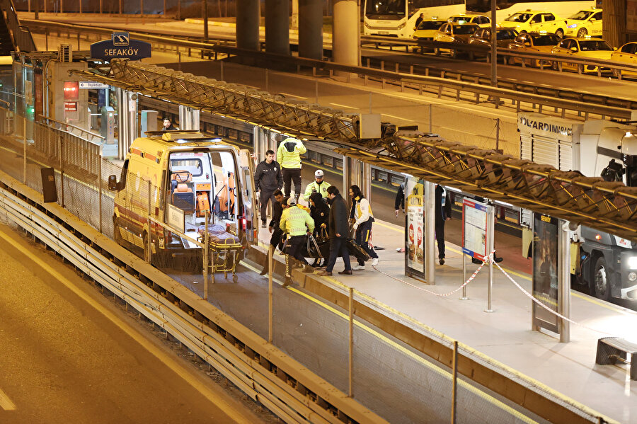 Küçükçekmece'de yola düşen kişi, metrobüsün altında kalarak öldü