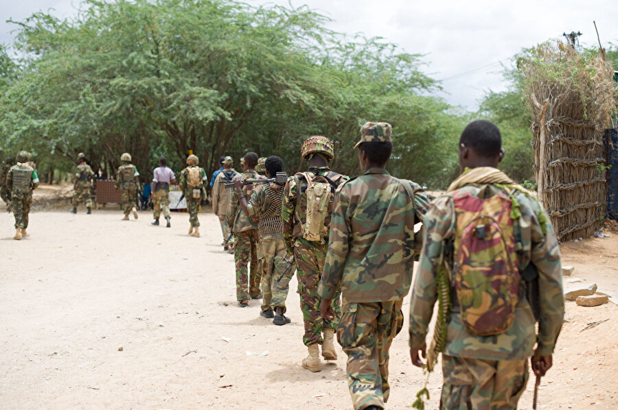 Somali güçleri, hava destekli operasyonlarla örgüte kalıcı darbeler vurmaya çalışıyor.