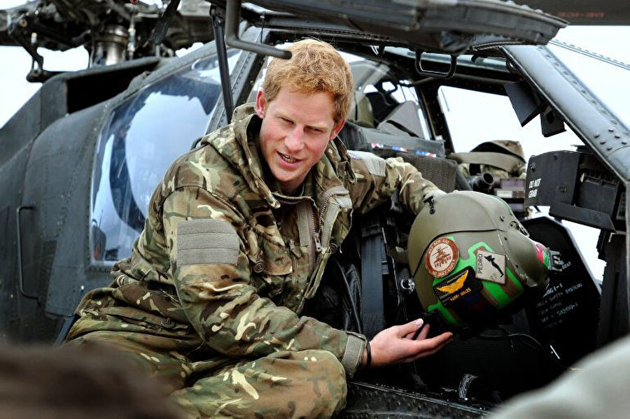İlk olarak 2007-2008 döneminde hava saldırılarında ileri hava kontrolörü, sonrasında 2012-2013 döneminde de Apache saldırı helikopteri pilotu olarak görev yapan Prens Harry, Afganistan'daki askeri görevini ülkenin güney vilayetlerinden Helmand'deki İngiliz üssü Camp Bastion'da yerine getirdi.