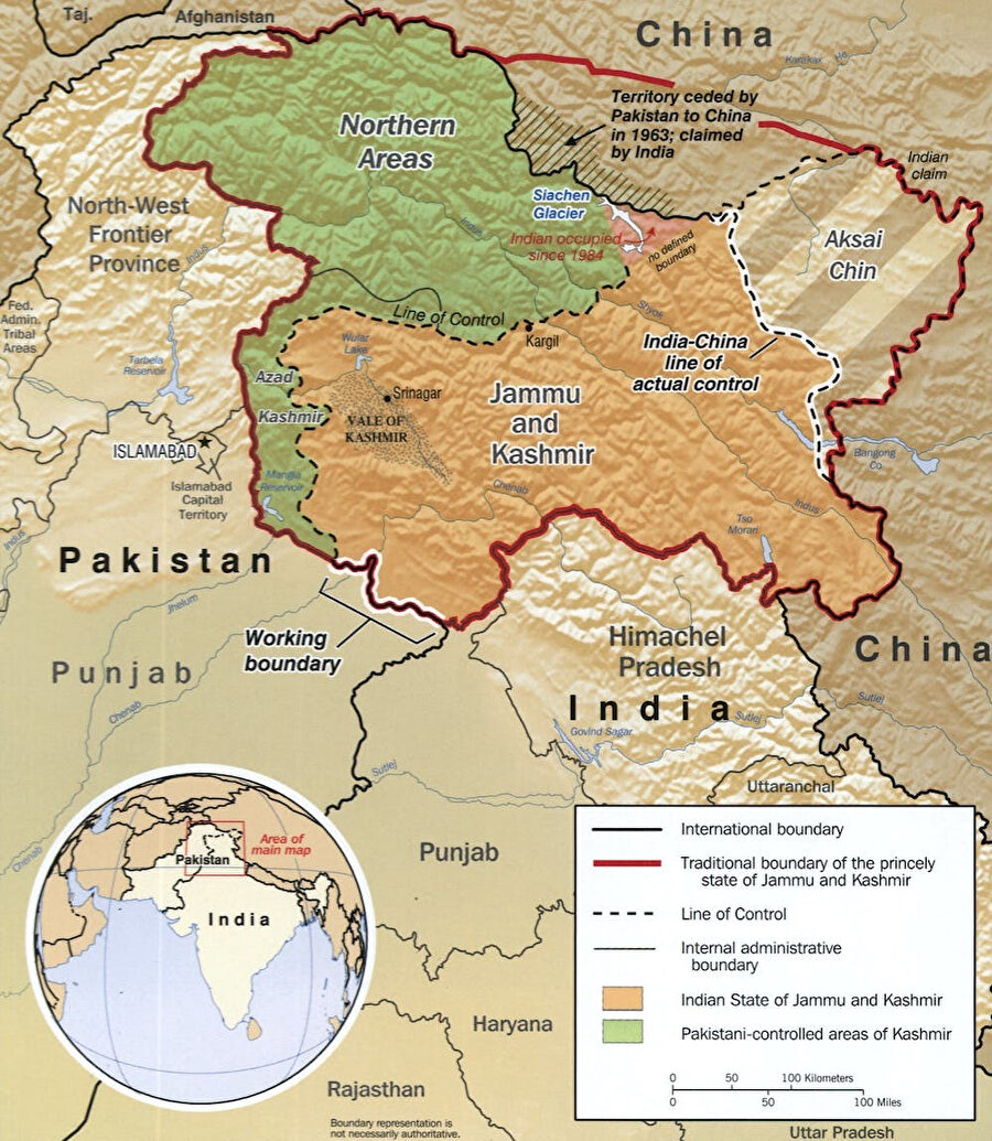 Keşmir'in Himalaya bölgesi, 1947'de İngiliz yönetiminden bağımsızlıklarını kazandıklarından bu yana Pakistan ve Afganistan arasında bir parlama noktası oldu. O zamandan beri, nükleer silahlara sahip iki komşu, Keşmir üzerine olmak üzere üç savaş yaptı. 