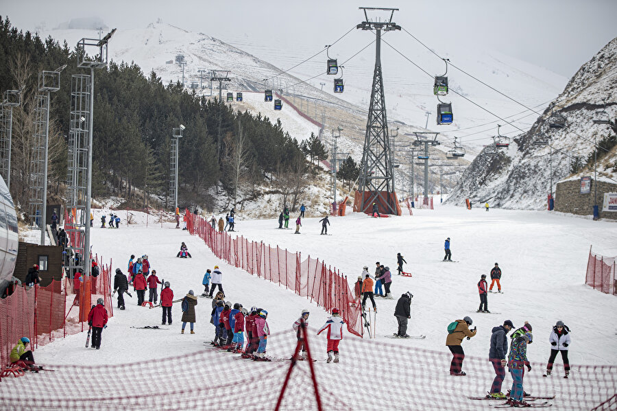 Nisan ayına kadar kar garantisi veriyor: Palandöken yarıyıl tatilini dolu geçirecek