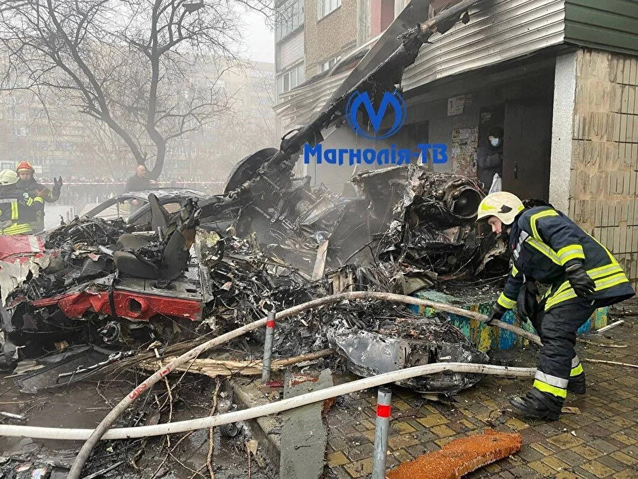 Ukrayna'nın Brovary kentinde bir binanın üzerine helikopter düştü