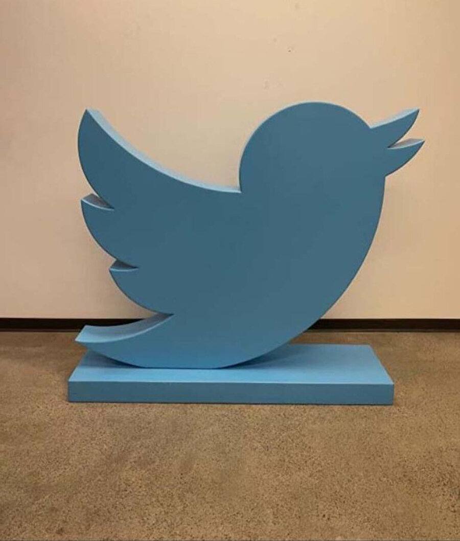 Satılan Twitter kuşu heykeli