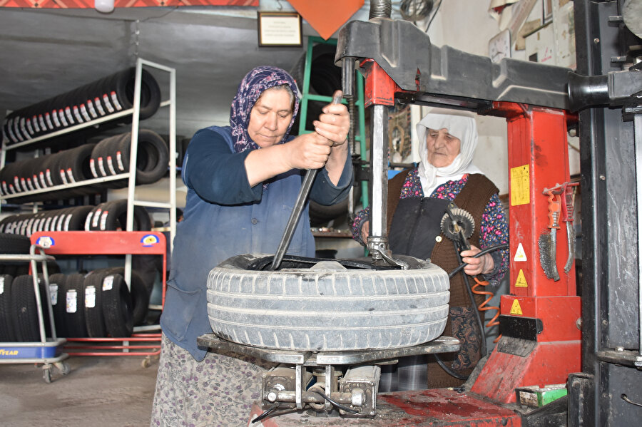 Lastik tamircisi Vesile Nine çırağı olan gelinine işi devretti