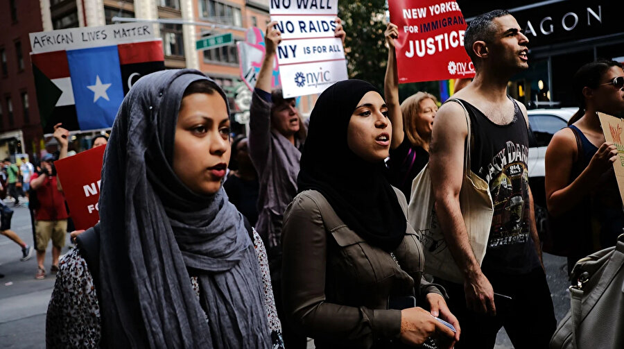 2017'de, New York'ta, Başkan Trump'ın "Müslüman yasağını" protesto eden bir miting.