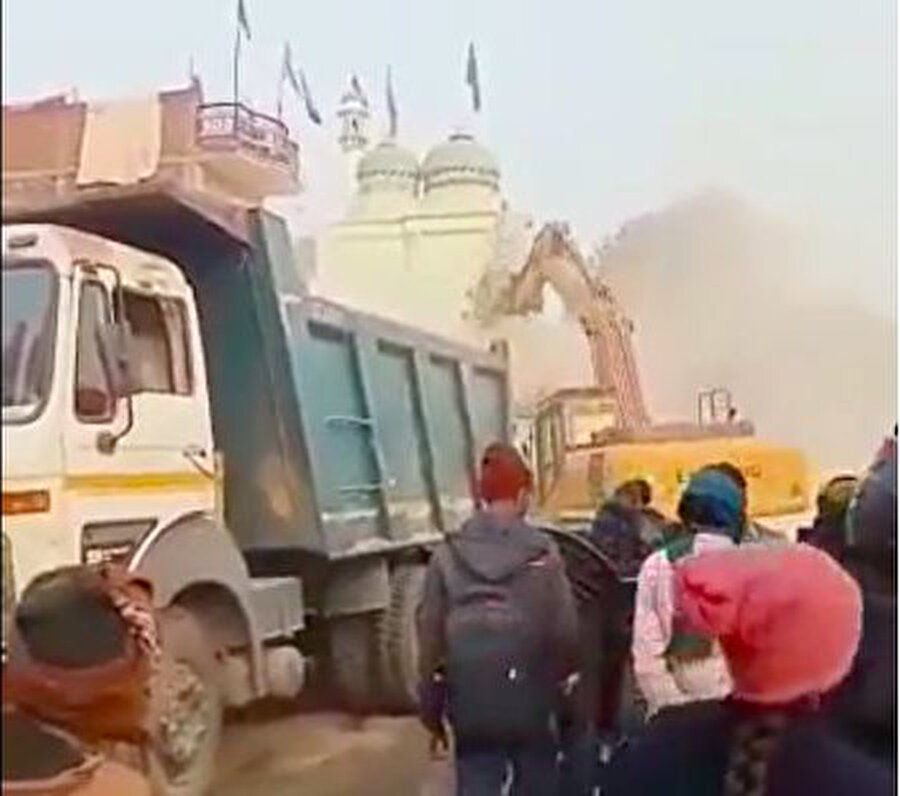 Uttar Pradesh, Prayagraj semtinde tarihî Shahi Mescidi, yetkililer tarafından vinçle yıkıldı, 16 Ocak 2023. 