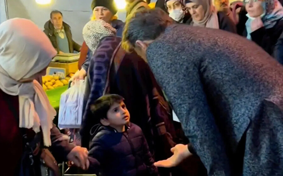 Bahçelievler Belediye Başkanı Hakan Bahadır ve çocuğun kısa sohbetinden bir fotoğraf