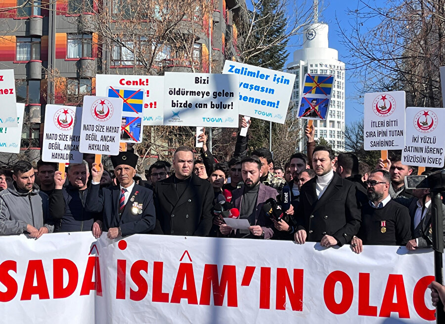 Kur'an-ı Kerim yakılması, İsveç Büyükelçiliği önünde protesto edildi