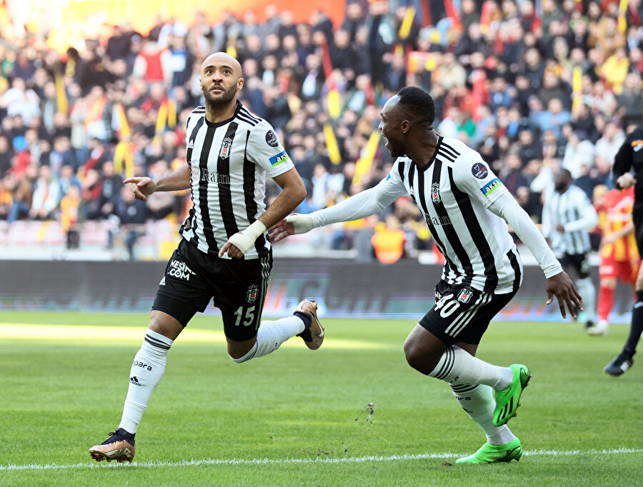 Redmond ve Muleka'nın gol sevinci