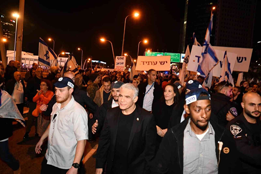 Başkent Tel Aviv’deki Habima Meydanı’nda toplanan gösterilere katılan ana muhalefet lideri ve eski Başbakan Yair Lapid, burada yaptığı konuşmada, 