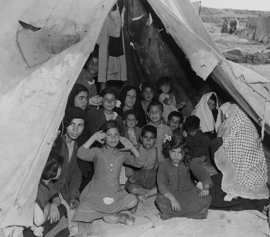 Topraklarını terk etmek zorunda kalan Filistinliler, kamplarda yaşamaya başladı.