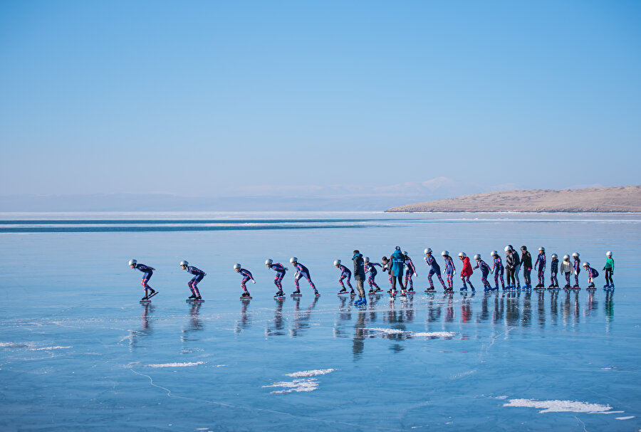 Buz tabakası 20 santimetreye ulaştı: Çıldır Gölü sürat patencilere antrenman pisti oldu